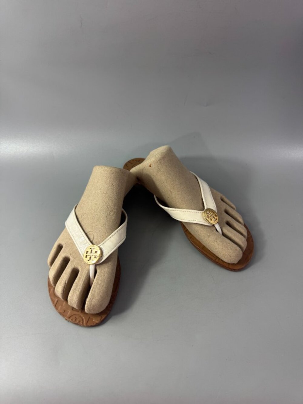 Tory Burch Thora Tan Tumbled Leather Gold Logo Flip-Flop Thong Sandal, 6M